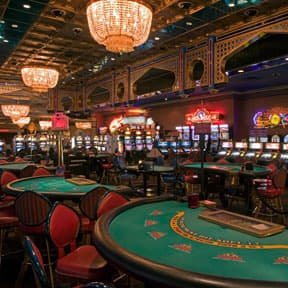 Meja Baccarat dealer langsung semut toto dengan kartu dan chip di depan kamera multi-sudut